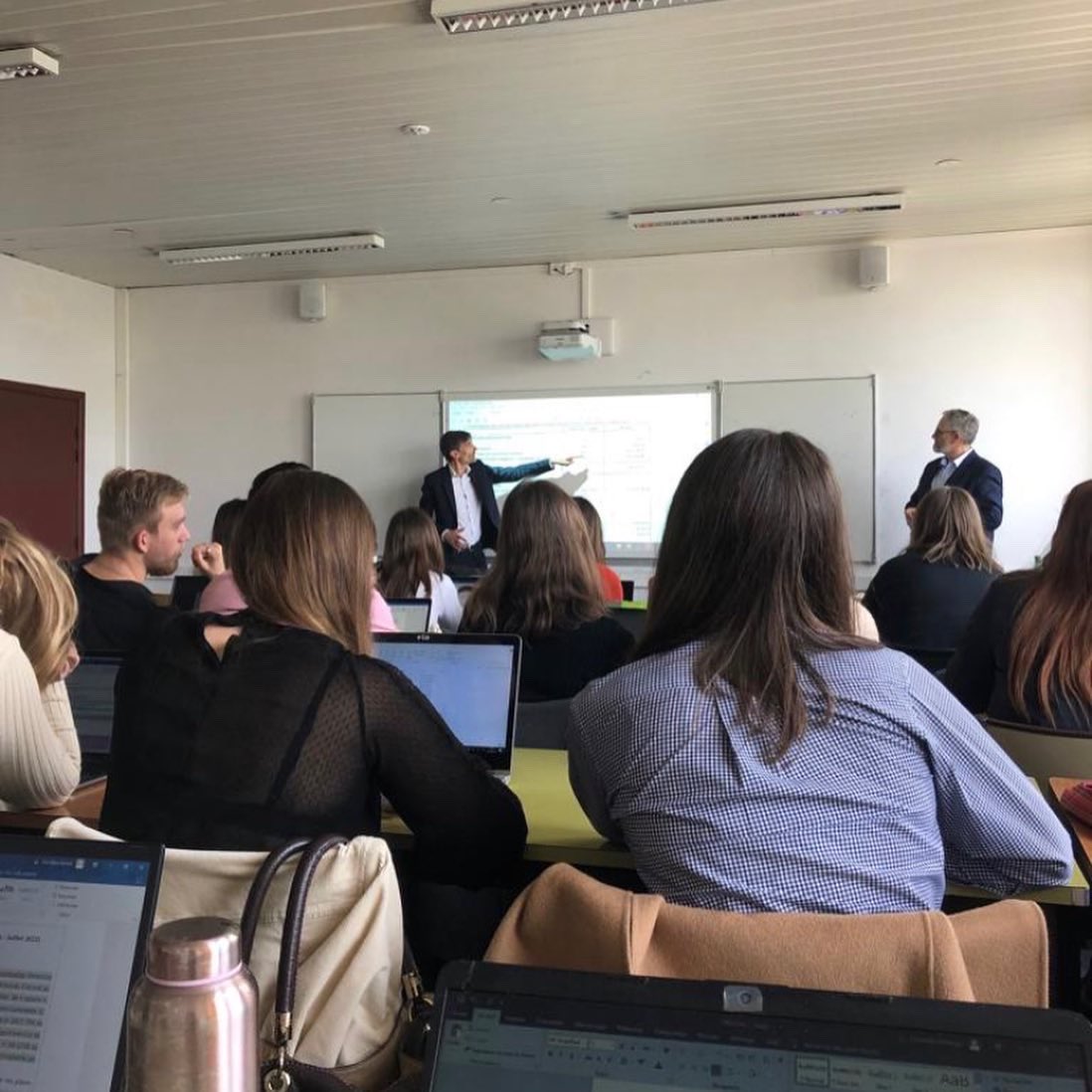 AEDNN_paris10's tweet photo. Les étudiants du M1 & M2 Notarial de l’@UParisNanterre remercient Messieurs Philippe Jaillet et Yann Fournier pour leur avoir présenté le logiciel @Fiducial, la #comptabilité #notariale, sans oublier la #Loi #Croissance et son impact pour les #notaires. https://t.co/X5yQ0MvbCa