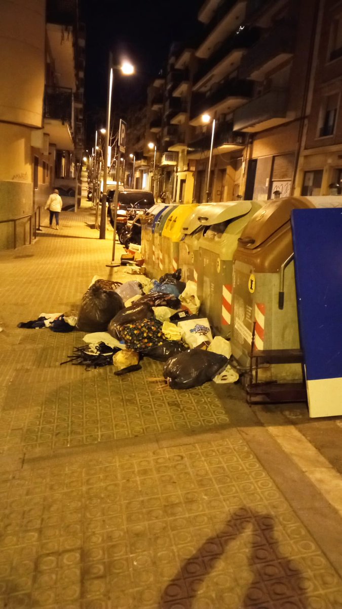 Plataforma Can Baró (@veinsdecanbaro) on Twitter photo Així està el barri...fàstic no, el següent...els veïns i veïnes avisen, envien incidències i de res serveix. Els contenidors es desplacen i en més d'un mes ni es responen les incidències, es truca al telèfon de la convivència i res... <a href="/rosaalarcon/">Rosa Alarcon /❤️</a> <a href="/DadLuisa/">María Luisa#EnComú</a> <a href="/bcn_hg/">Horta-Guinardó</a> Així està el barri...fàstic no, el següent...els veïns i veïnes avisen, envien incidències i de res serveix. Els contenidors es desplacen i en més d'un mes ni es responen les incidències, es truca al telèfon de la convivència i res... <a href="/rosaalarcon/">Rosa Alarcon /❤️</a> <a href="/DadLuisa/">María Luisa#EnComú</a> <a href="/bcn_hg/">Horta-Guinardó</a>