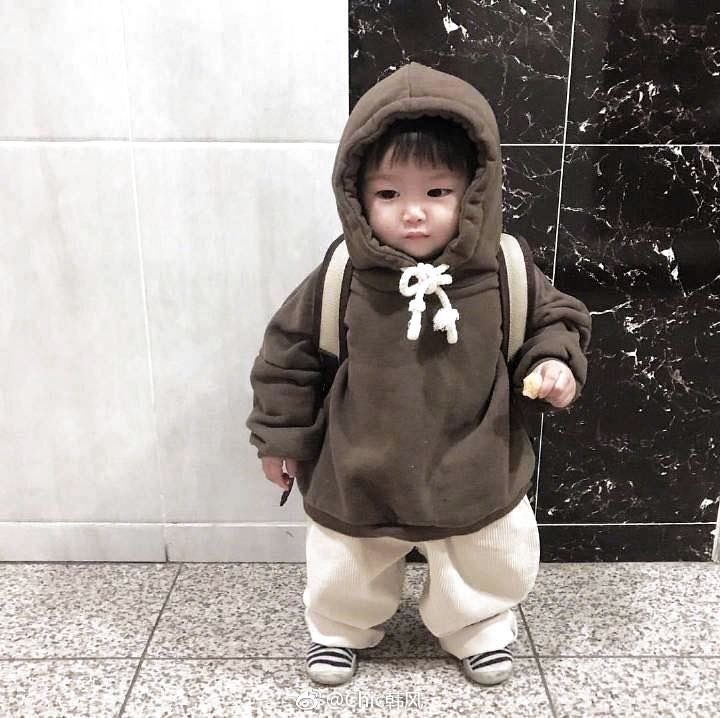 ylyaylyalya's tweet photo. #vkook au в котором чонгук проспал первую пару, из-за чего вышел из дома намного позже обычного, столкнувшись в подъезде с милым ребенком, которого не видел раньше.

— привет, малыш, ты один? 

— отошёл на метр от моего ённи! https://t.co/kbqGKIpqbF
