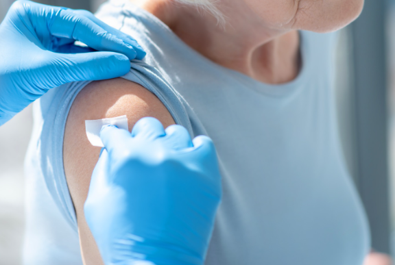 ✅ Herhaalprik zonder afspraak

Je kunt nu op alle vaccinatielocaties in onze regio zonder afspraak een herhaalprik tegen corona halen. Benieuwd naar de GGD-locatie bij jou in de buurt? 

Kijk op 👉 ggdgm.nl/waarenwanneer

#GGDGM #corona #herhaalprik