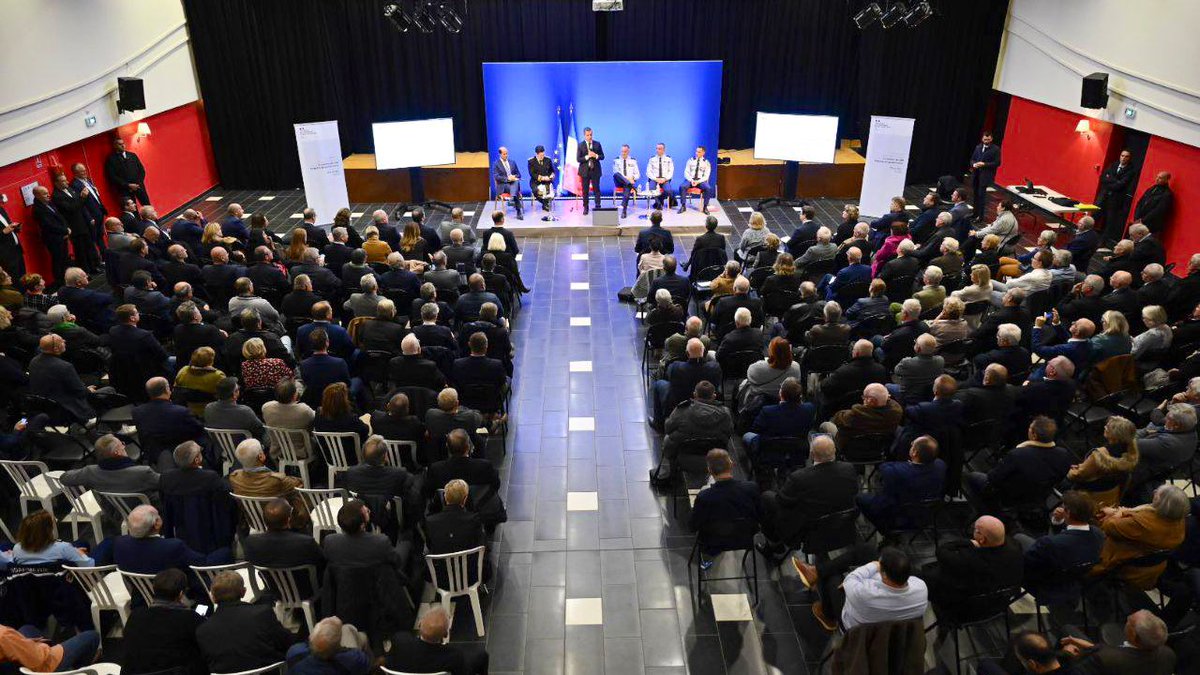 MaudBregeon's tweet photo. Journée aux côtés de @GDarmanin dans le Nord et le Pas-de-Calais : signature d’un CSI à Douai, consultation des élus sur l’implantation de 200 nouvelles brigades de gendarmerie à Solesmes et échange avec les habitants et élus de Bihucourt et Hendecourt sur la reconstruction. https://t.co/BwOyTME7m9