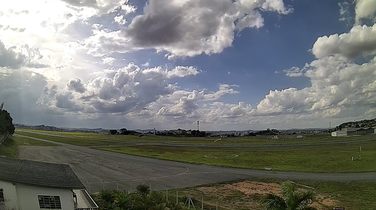defesacivilbh's tweet photo. 15h15 - Céu parcialmente nublado com possibilidade de pancadas de chuva, trovoadas isoladas e rajadas de vento ocasionais nas próximas 2 horas. Agora faz 27,9°C e 38% de umidade relativa do ar.

@prefeiturabh @OficialBHTRANS @Bombeiros_MG https://t.co/JIc7D7YZmV