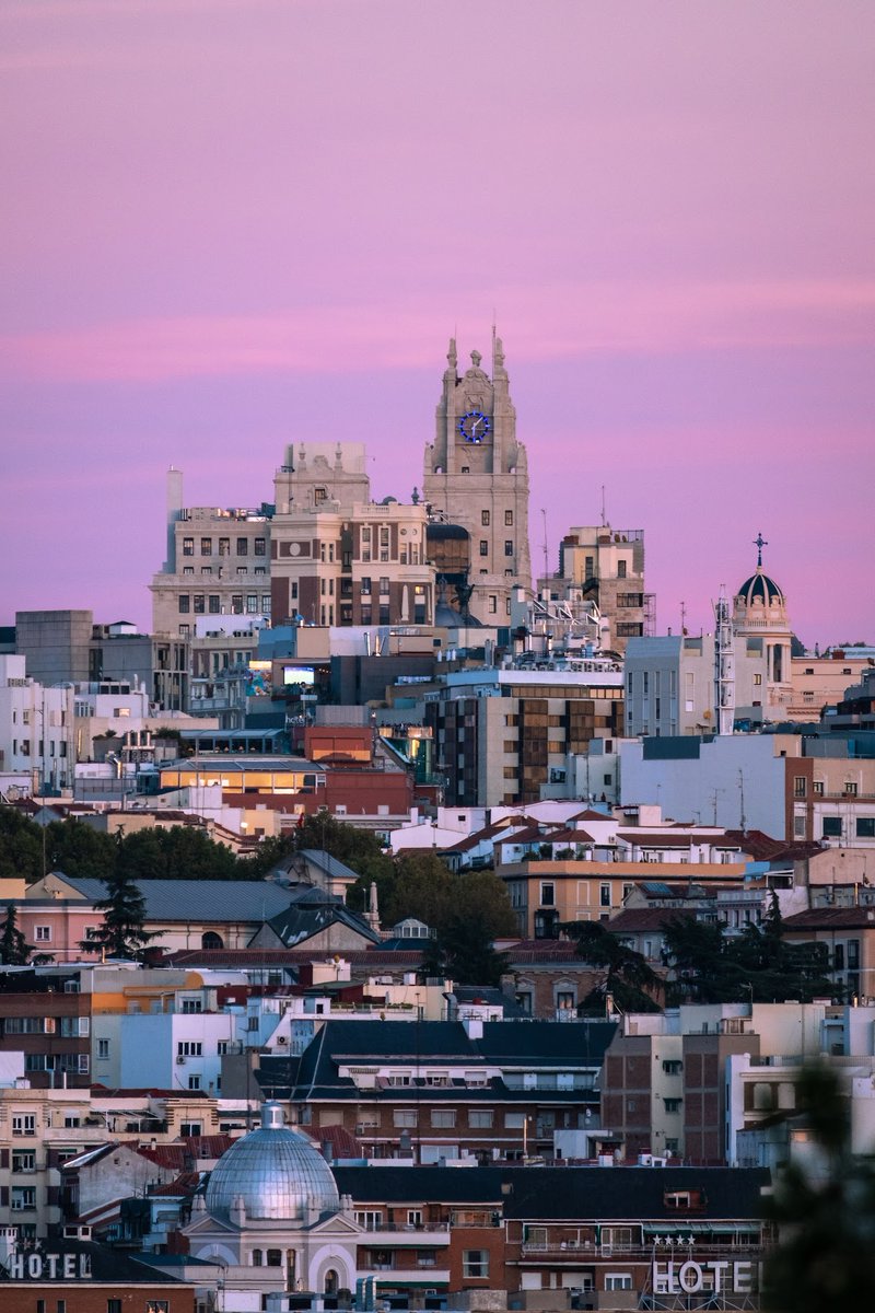 Ayer, además de luna, hubo un cielo espectacular al atardecer. Hecha desde la Casa de Campo con un teleobjetivo de 400mm. Los planos quedan compactados haciendo parecer que los edificios están más pegados entre sí de lo que en realidad están.