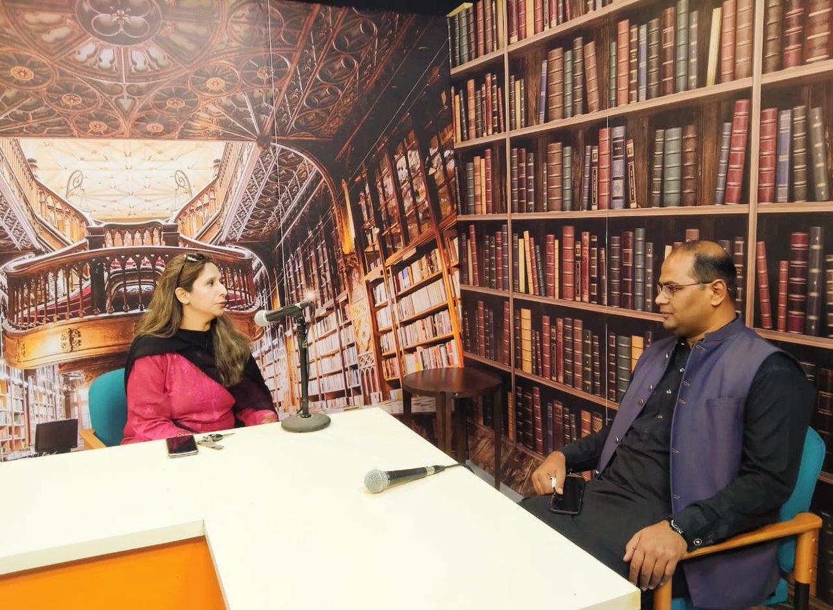 DMCS_IUB's tweet photo. Dr. Samar Fahd, Member Syndicate #IUB called on Prof Dr Abdul Wajid Khan, Chairman Department of Media &amp; Communication Studies. Dr. Jam Sajjad Hussain, Station Director FM 92.6 was also present. She discussed with Chairman about an upcoming conference of Social Sciences https://t.co/DVN4tm7vUD