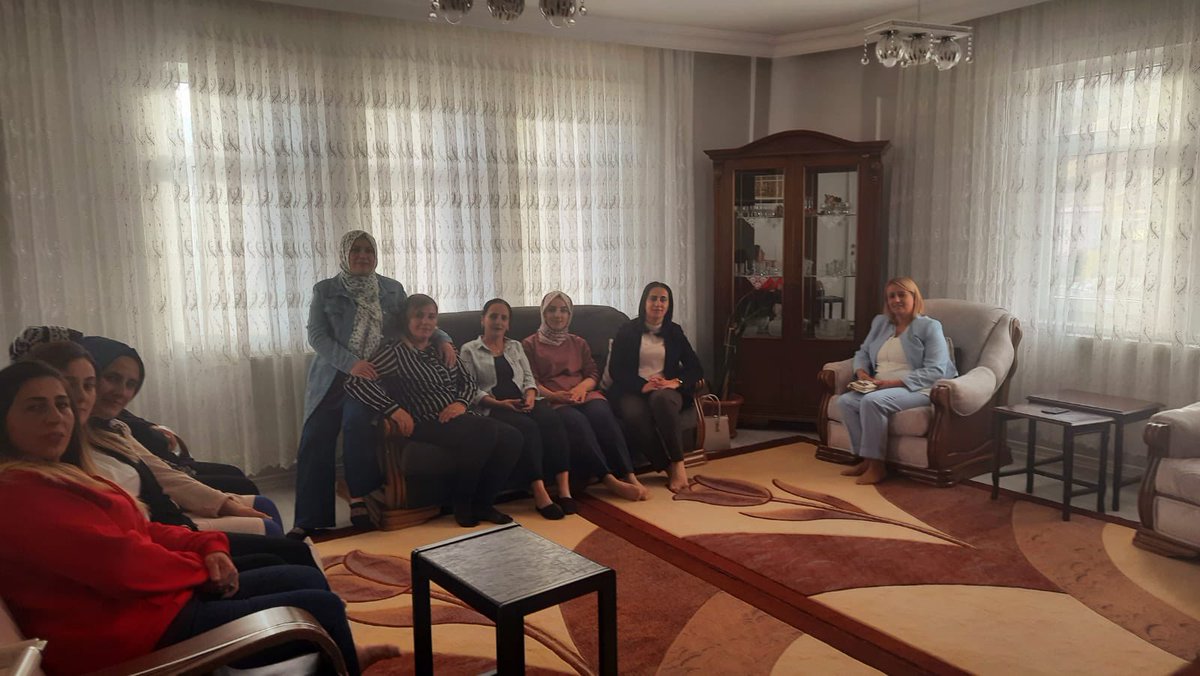 Akkadin_Hakkari's tweet photo. 📍Hakkari
 Karşılaşılan her yüzde tebessüm bırakmak,kalplere dokunmak için...
İl Kadın Kolları Başkanımızın    katılımlarıyla Pehlivan Mahallemizde #1NoluSandık’ta sandık esaslı toplantımızı gerçekleştirdik… 

#Hedef2023 https://t.co/V7NXpZwvL7