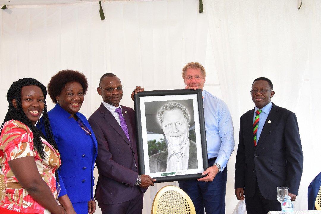 Today, Mak held a gowning ceremony of Dr. Seth Franklin Berkeley CEO Gavi. Last yr Mak award him a Hon. Dr of Sc (Hon. Causa) for his distinguished global role in public health. He delivered a keynote speech ' The lower and science of Vaccines'. @MakerereStaff,@MakerereNews