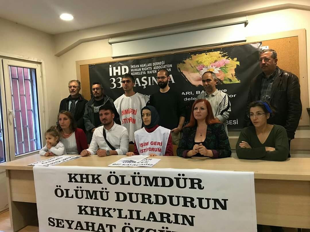 ❗20 Khk'lı ölümden sonra Ohal Komisyonu tarafından işe iade edildi.
❗Öldükten sonra değil yaşarken haklarımızı geri istiyoruz
İşimiziGeri İstiyoruz
❗Sivil ölü olmayacak, ağaç kökü yemeyeceğiz
❗Ölmek değil haklarımızla yaşamak istiyoruz
❗Eşit yurttaşlık hakkımızı istiyoruz