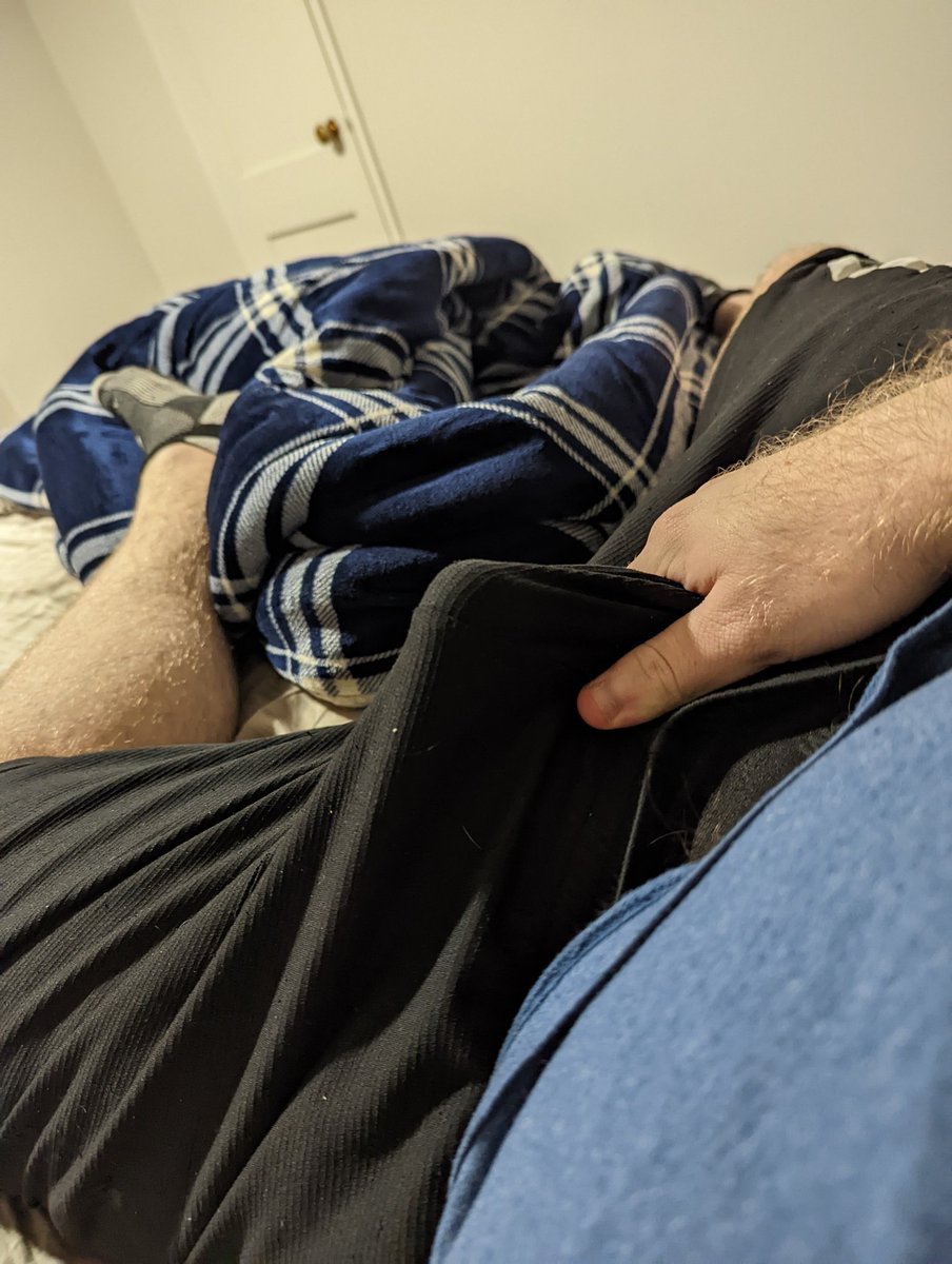 Who wants to see what's under here? ;3