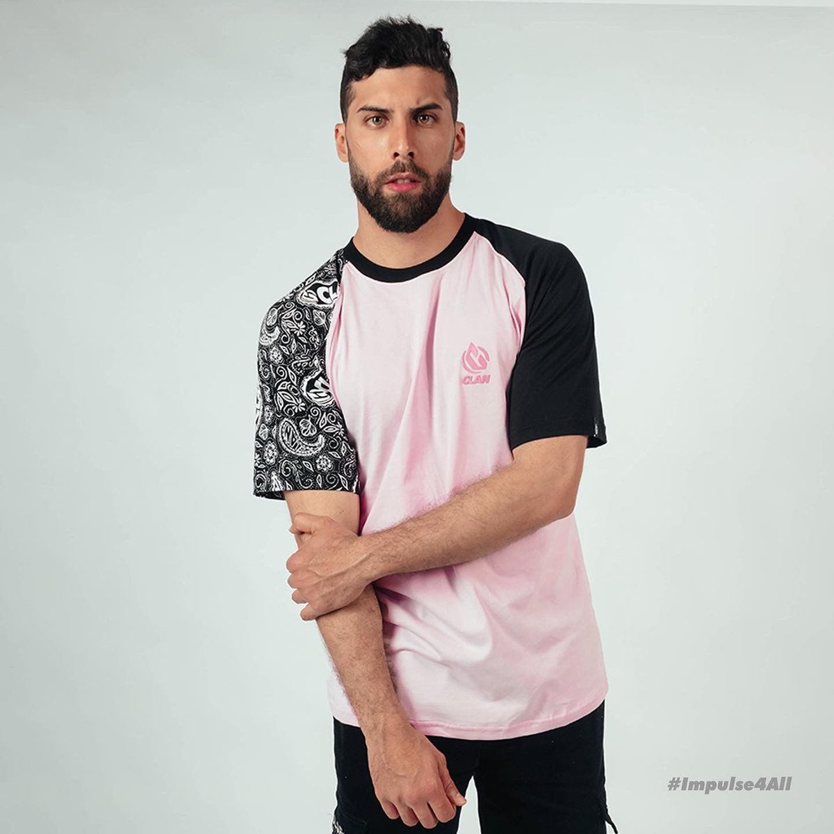 clanropa's tweet photo. MODELO BANDANA BLACK y ROSA🖤

Diseño inspirado y popularizado en las prendas de los jóvenes artistas raperos de los años 80’s🔥

Es así como CLAN desea IMPULSAR a VESTIRTE dejando los estereotipos de la forma, el color y los prejuicios a un lado #Impulse4All🚀
#ClanParaElMundo🌏 https://t.co/TGqGre8LZn