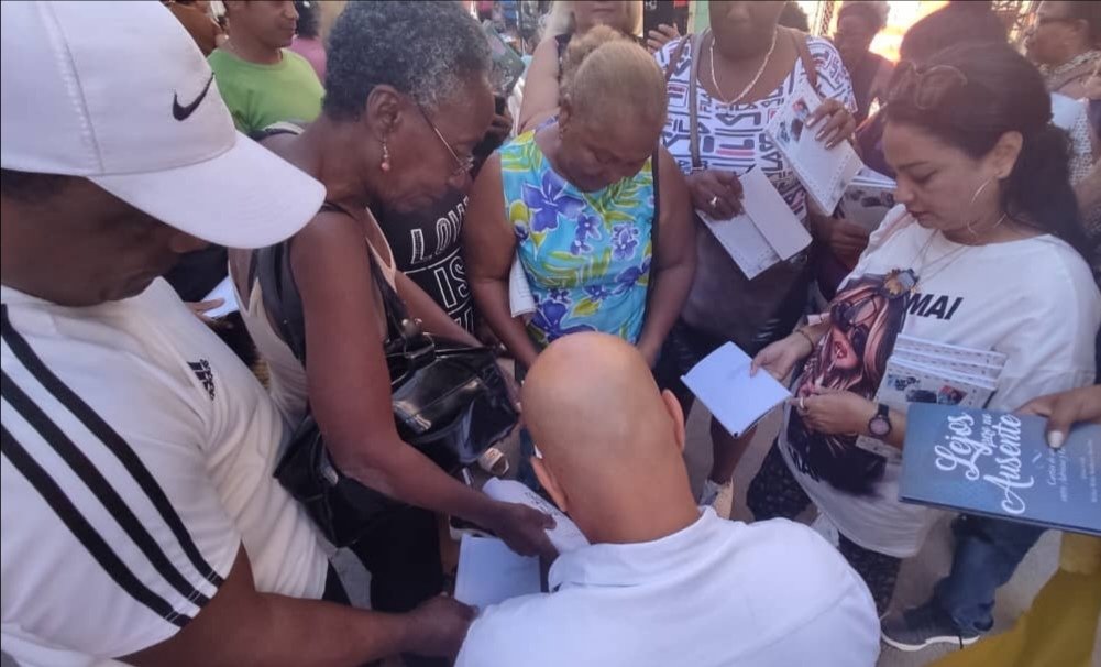 Como parte de las actividades por el 266 aniversario del barrio de Jesús María, en la Habana Vieja, presentamos el libro 'Lejos, pero no ausente' , en un CDR de esa localidad. #Cuba #CDRCuba #SomosDelBarrio #SoyCederista