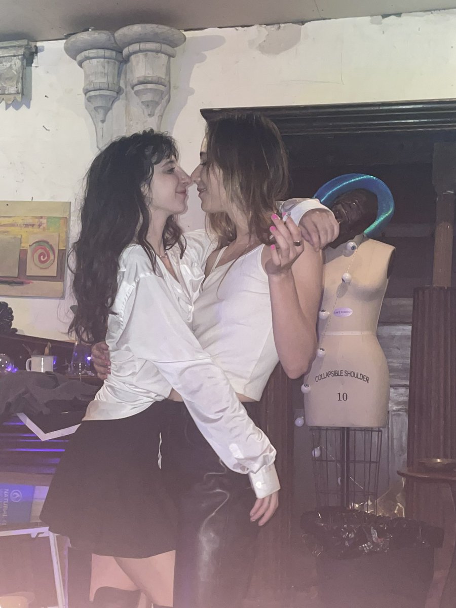 babybaudrillard's tweet photo. just 2 gals @_infinite_zest https://t.co/7qvuRDfozy