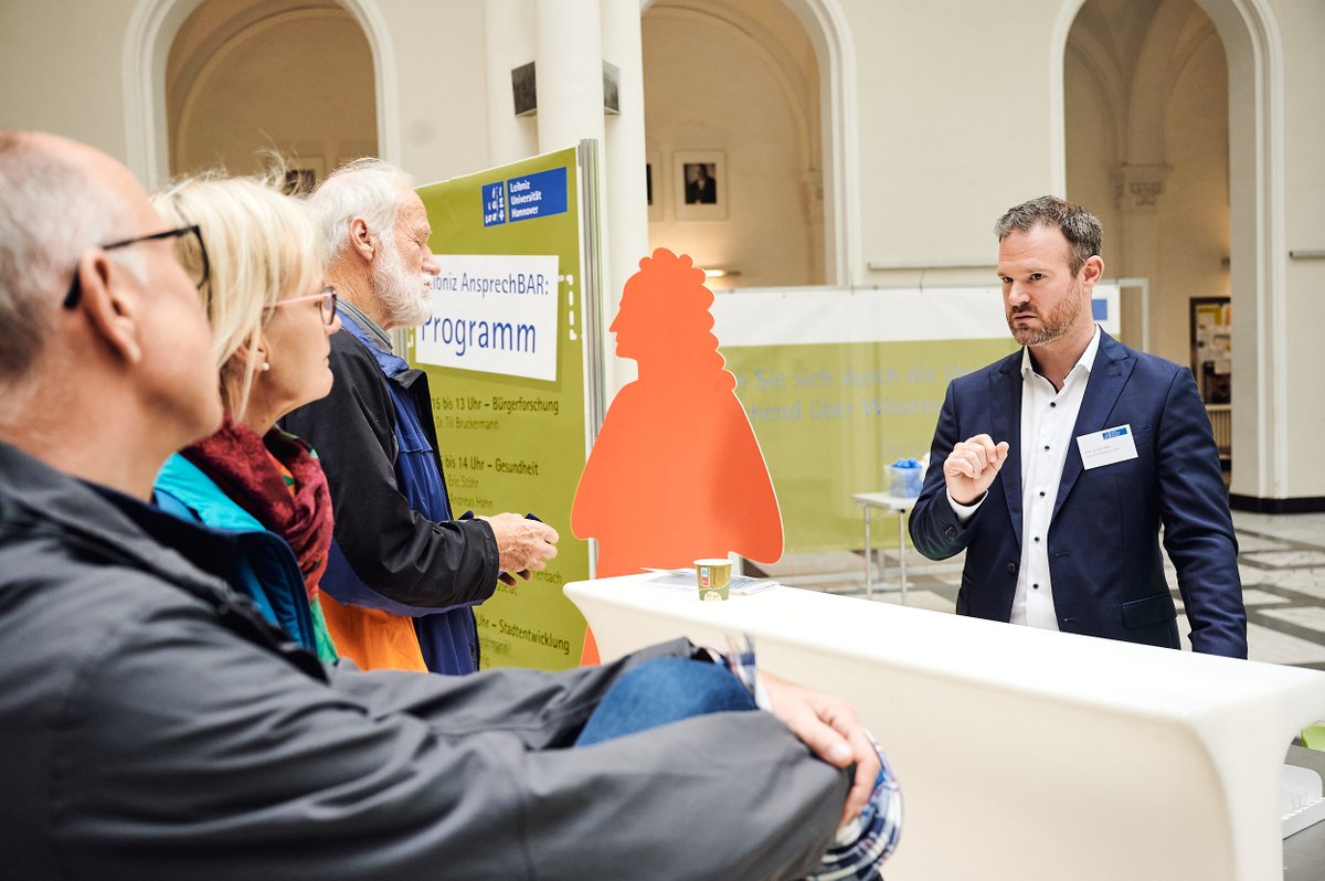 Rund 6500 Besucherinnen und Besucher waren heute bei der „Leibniz AnsprechBAR“, dem Tag der offenen Tür der #LUH. Bei strahlendem Sonnenschein konnten sie bei mehr als 150 Programmpunkten an allen Standorten Wissenschaft erleben, mitexperimentieren und diskutieren.