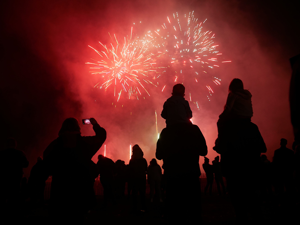 Superb shot shared with us by <a href="/andrewcompton2/">Andrew Compton</a>! Have you been out capturing fireworks this week? Share your photos below 👇 

#guyfawkes #fireworks #bonfirenight