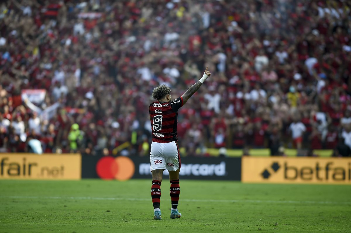 Flamengo's tweet photo. Há exatos 7 dias - e NEM UM MINUTINHO a mais -, tinha uma coisa acontecendo nos arredores de Guayaquil e você tava dando um abraço MUITO apertado em alguém enquanto gritava MMMMEEEEEENNGOOOOOOO do fundo da alma

@gabigol
#M3NGO https://t.co/U2s0DOTOQZ