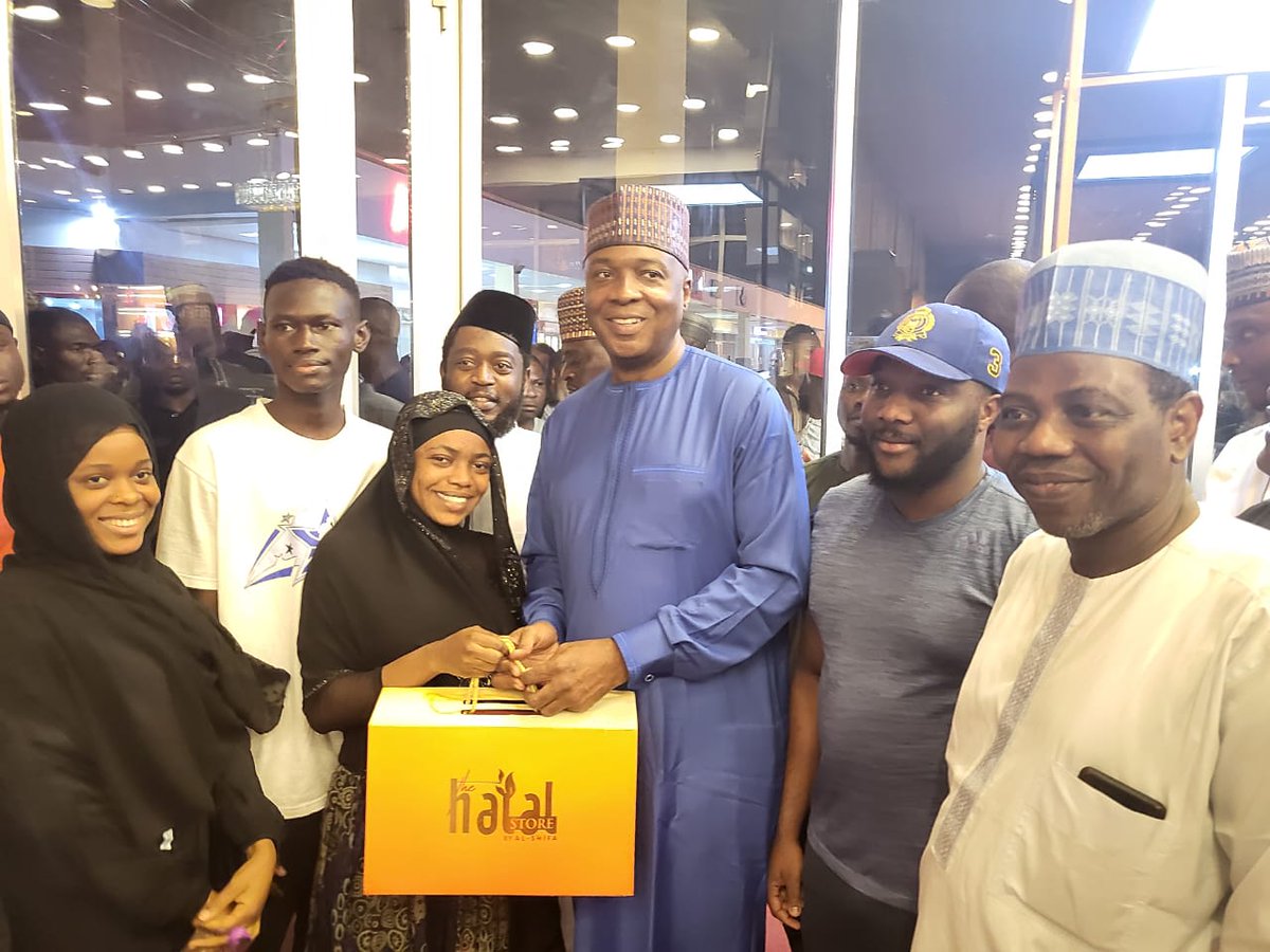 gentleola12's tweet photo. #PhotoStory
Dr Abubakar Bukola Saraki (@bukolasaraki)visits Edible, Hair Sense & Palms Mall, Ilorin today.
#StreetCredibility #ManPassMan #LeaderPassLeader https://t.co/LL5qQpi0VJ