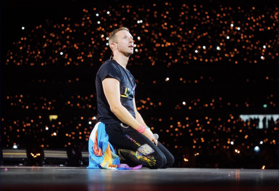 Coldplaying On Twitter Chris Martin Performing Fix You At coldplaying-on-twitter-chris-martin-performing-fix-you-at