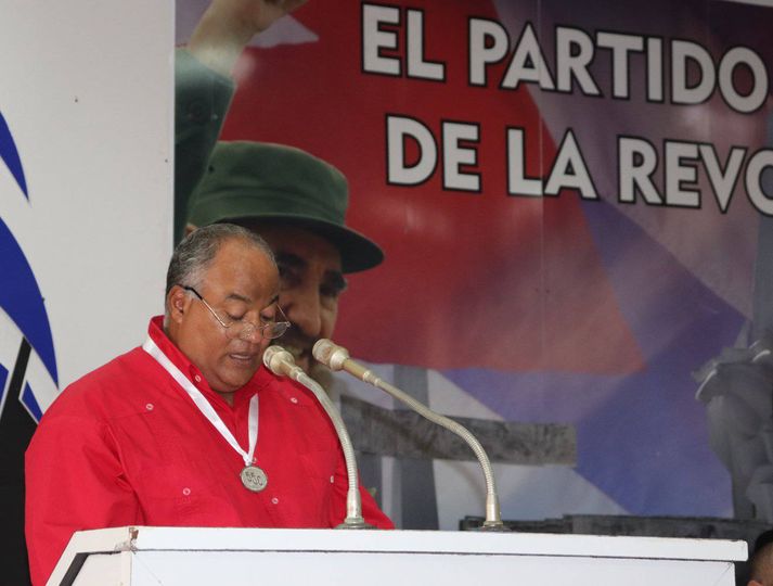 FHHernndez1's tweet photo. Honrado de recibir la Placa Conmemorativa Aniversario 55 de la @uc_camaguey en el contexto de una memorable jornada y vísperas de un histórico día. Cuente con el apoyo incondicional del @PartidoPCC y el Gobierno nuestra Universidad agramontina, la primera creada por la Revolución https://t.co/4EPQGOU2p5