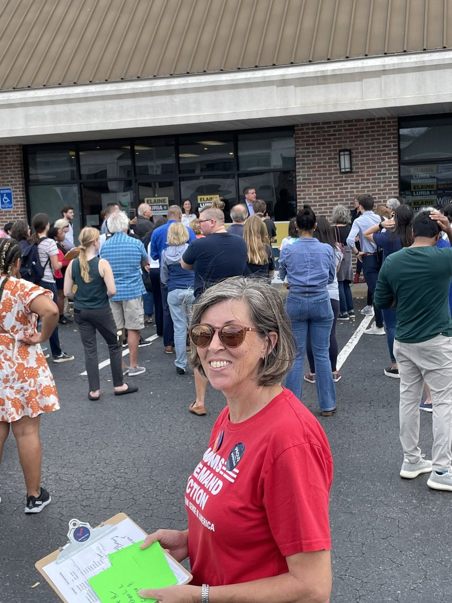 #MomsAreEverywhere and I was proud to represent our VB/NFK a local group to support our gun sense candidate @ElaineLuriaVA @RepElaineLuria for this GOTV event. Thanks to @MarkWarnerVA for the reminder of why we are here. #disarmhate #momsdemandaction
