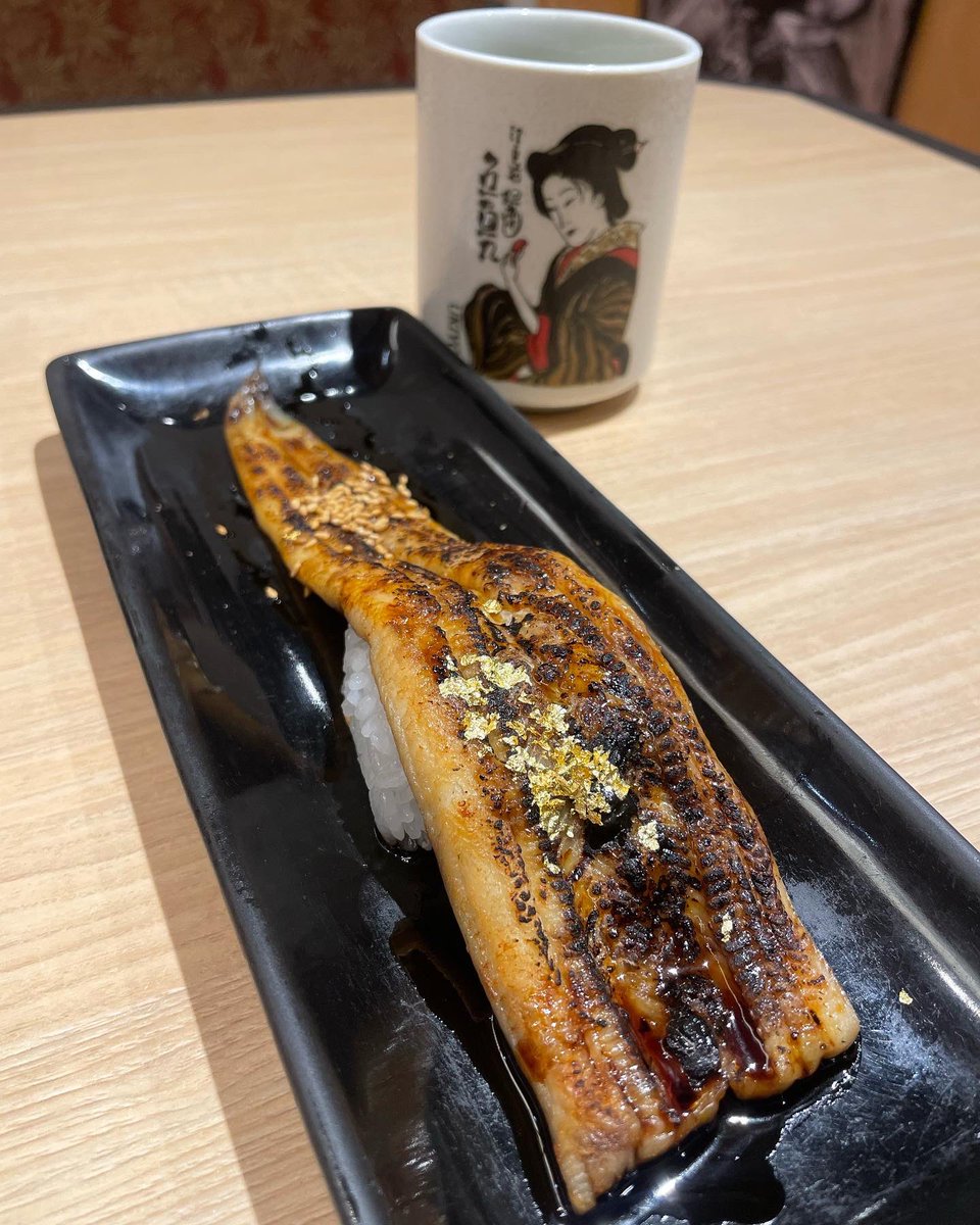 金の魚魚丸にて寿司をいただく🍣穴子寿司には金粉が乗っていて豪華🤩厚焼きたまごから大トロまでなんでも美味しかった👍