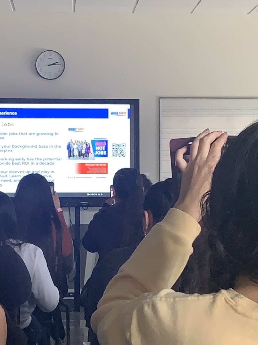 #HotJobs #CoolJobs from Bianca Cervantes from #WorkforceSolutions. Girls signing up to get the latest #jobscatalog #ElPasoWomenofImpact.