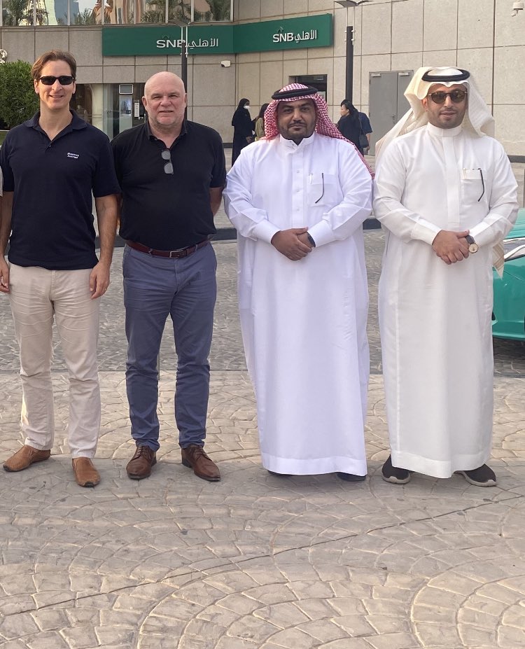 Otaiff's tweet photo. جمعني اليوم حديث مع البروفسور أنتوني بيم أستاذ دراسات #الترجمة بجامعة #ملبورن بمعية الصديق د. وليد الصبحي حيث تبادلنا الحديث حول الكثير من قضايا الترجمة،
كما أبدى إعجابه الشديد بالتطور الحضاري الذي شهدته #السعودية في شتى المجالات ولله الحمد.

#ترجمة_فهد_عطيف ✨ https://t.co/diM1hwPRJU