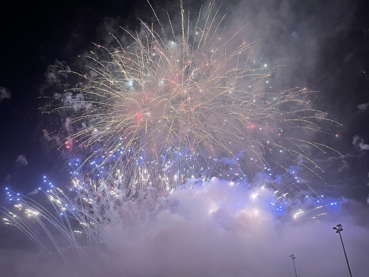 Always a good fireworks display in #Carmathen 
Da iawn <a href="/CarmarthenRT/">Carmarthen Round Table 80</a>