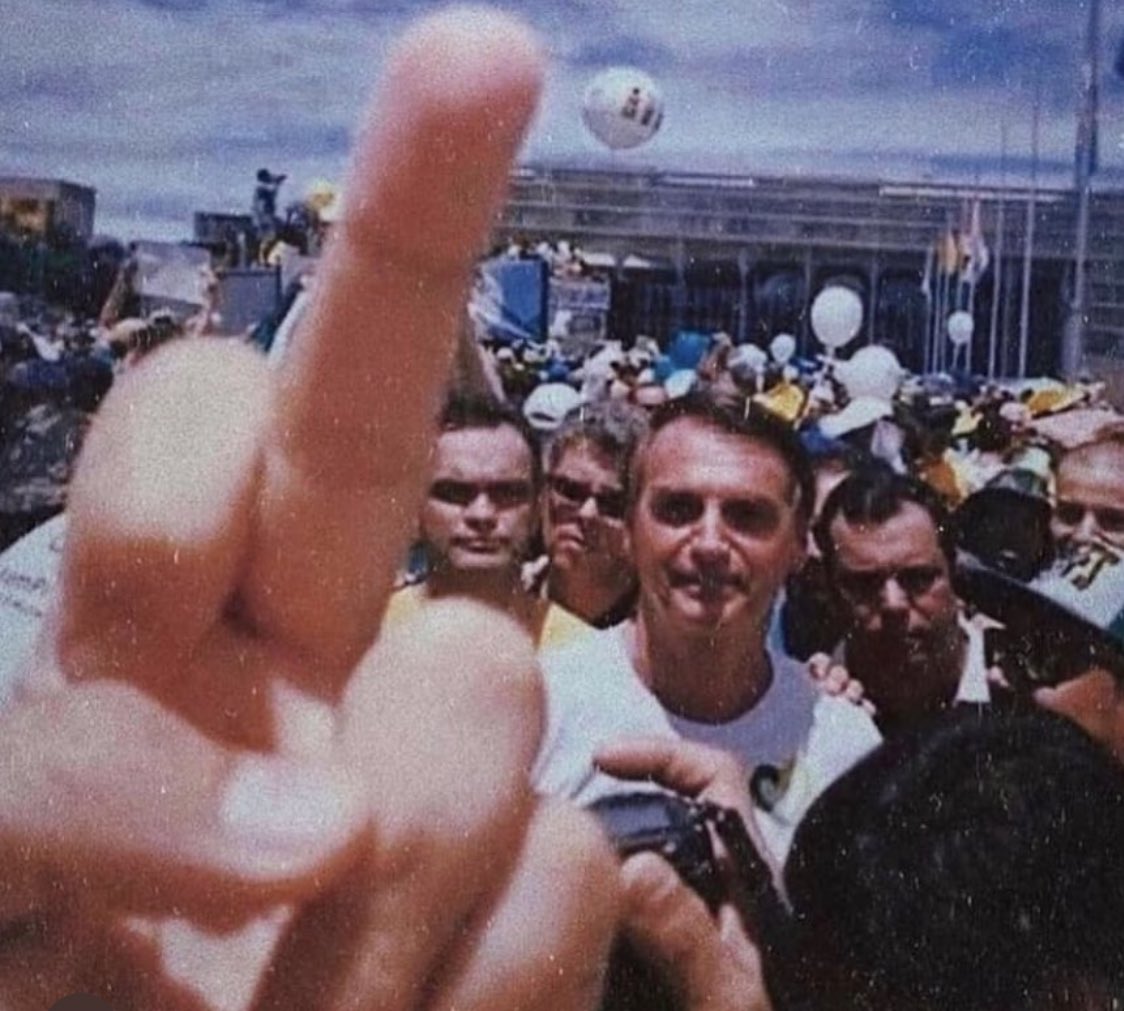 sylviasussekind's tweet image. Vai de reto satanás 👌 

 #forabolsonaro #Bolsonaro #ForaBolsonaroeSuaQuadrilha #JairQuebrouOBrasil #JAIRBOLSONAROQUEBROOBRAZIL #BolsonaroNaCadeia