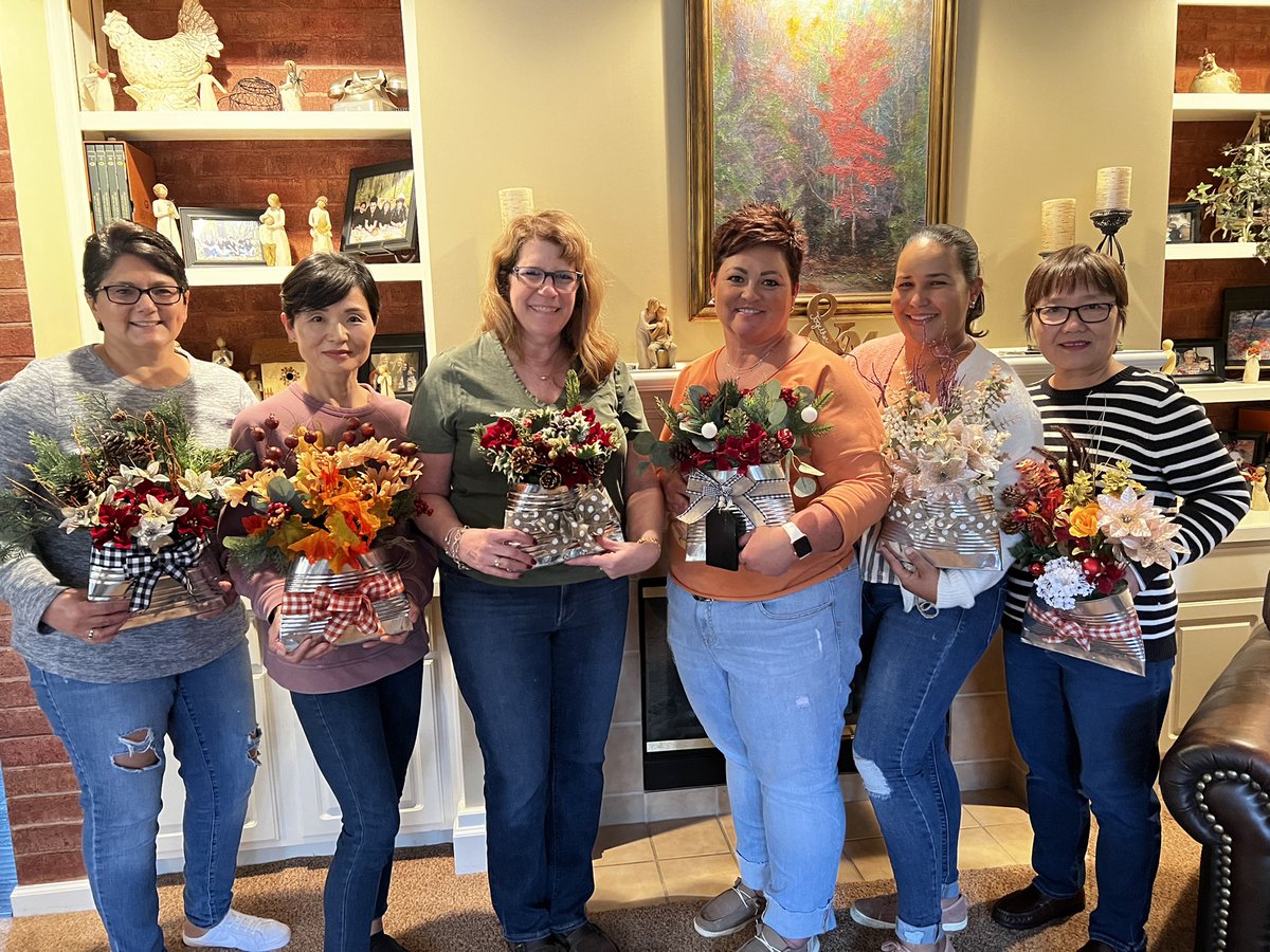 CafeteriaFall's tweet image. 💚💙 FCE Cafe Team bonding on a rainy Saturday afternoon 💙💚Amazing what you can do with the 10# cans! @hsefoodservices @FCEhse @CafeteriaFall @fcepto