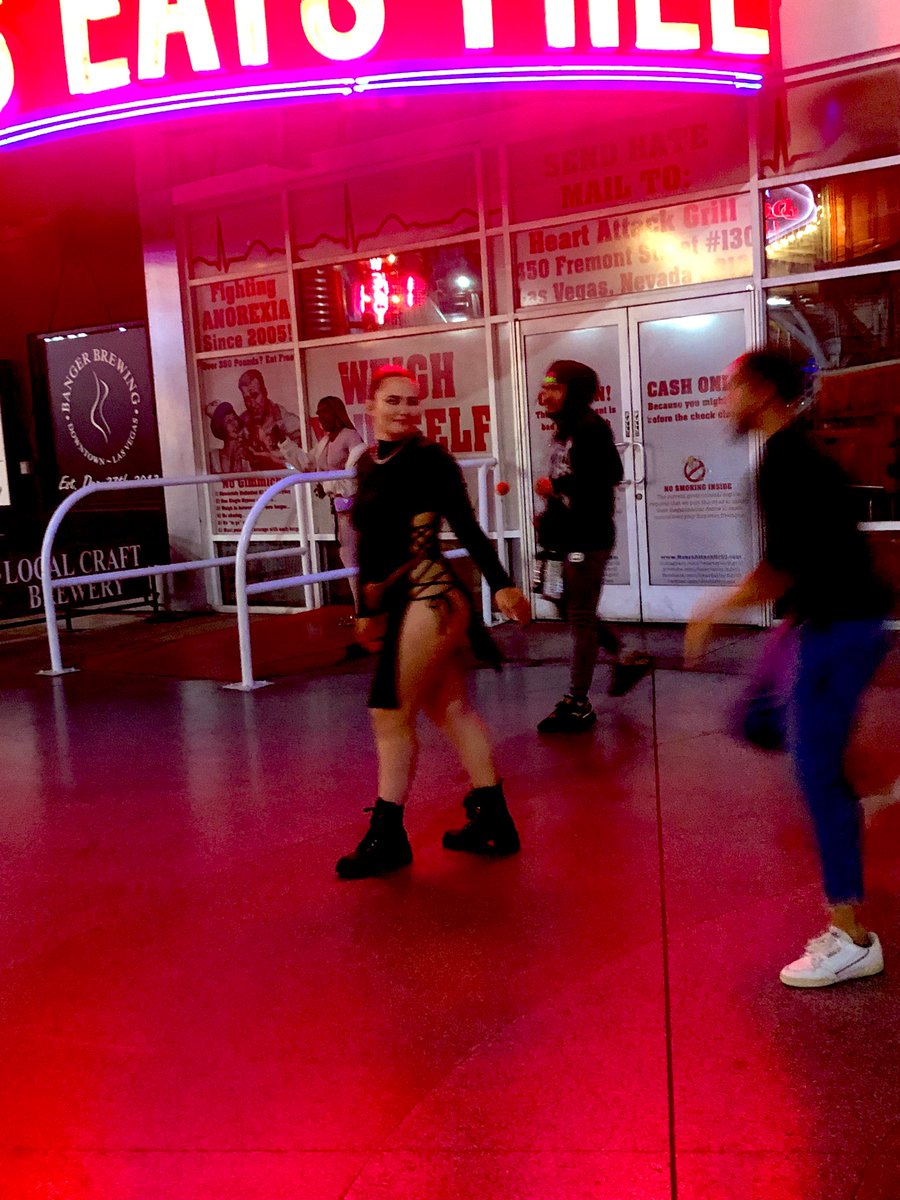 ___m_a_d_d_y_'s tweet photo. Halloween was extra spooky this year 🎃 #happyhalloween #fremontstreet https://t.co/xSeWQA2fc0