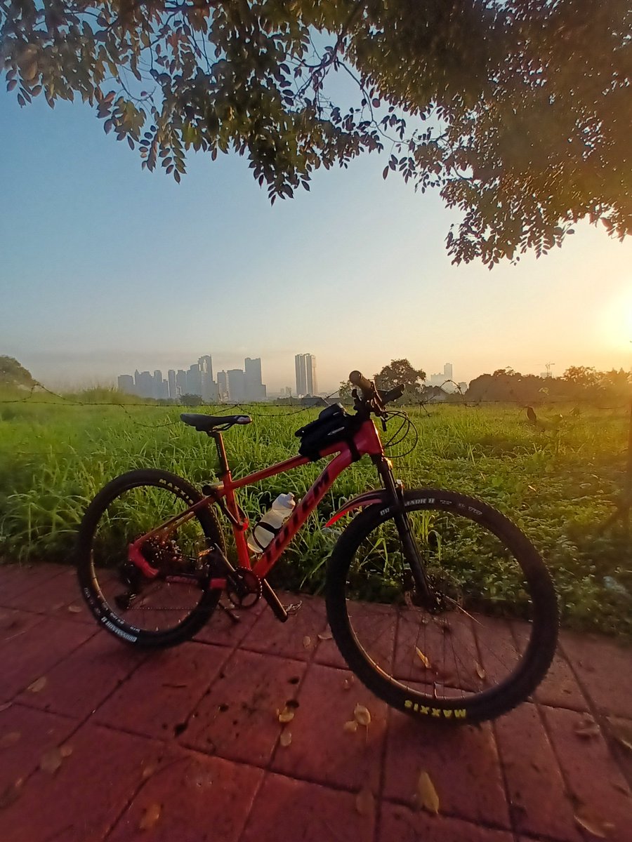 pepperd_14's tweet photo. @Chris_ik_photos Greater Manila Area, Philippines. I take my bike everywhere.  Over the hills, mountain pass, river valleys. Next goal: by the beach. https://t.co/T2MtKvgnKO