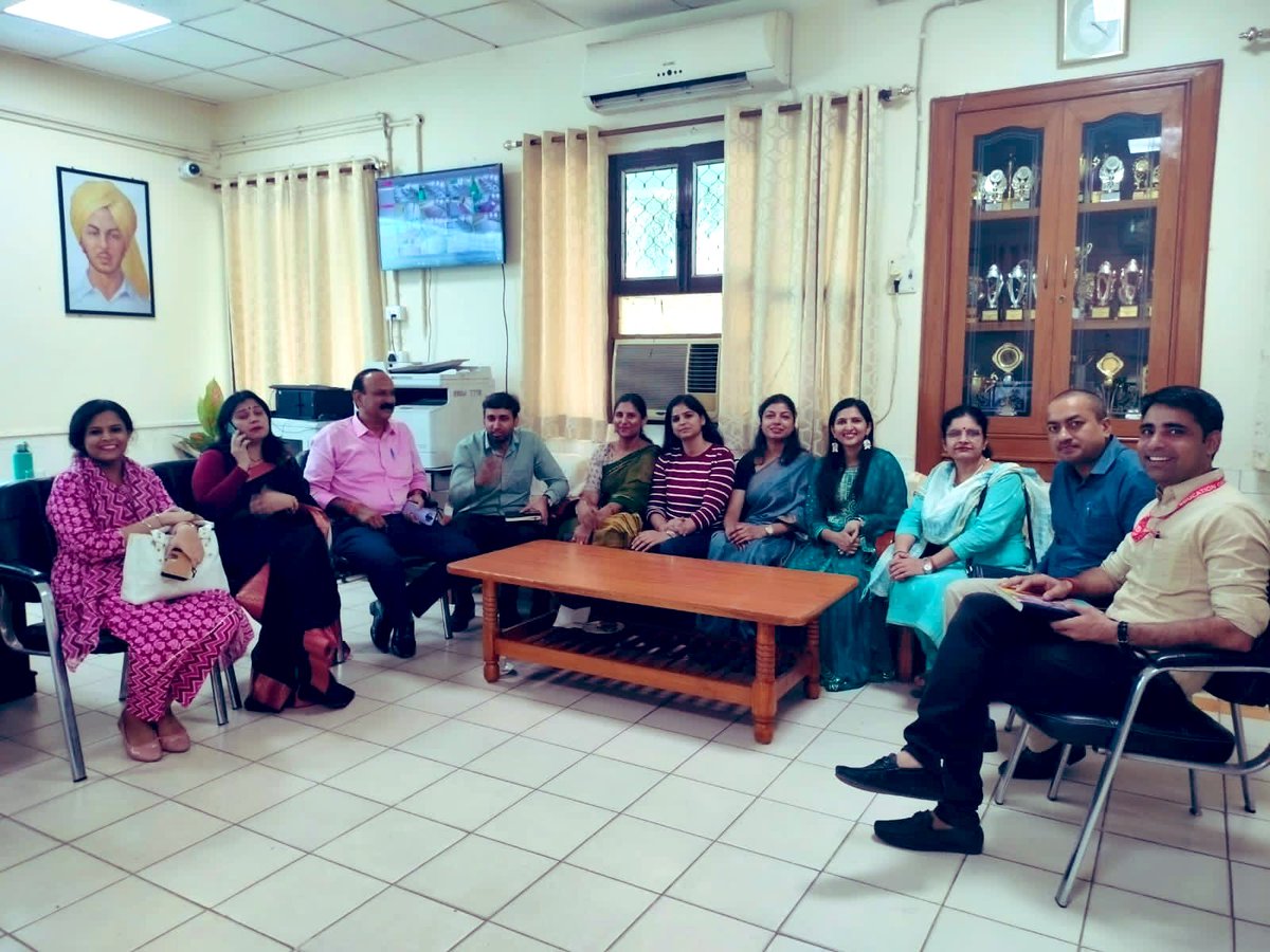 Dir_Education's tweet photo. DDE Sh @Sanjay_DoE held a meeting with the  MTs, TDCs and HCs of the district, South-West A and motivated them to work as a team! 

He shared his vision with the team and asked them to work around the three key terms- Planning, Preparation and Presentation! https://t.co/06v1gF1j40