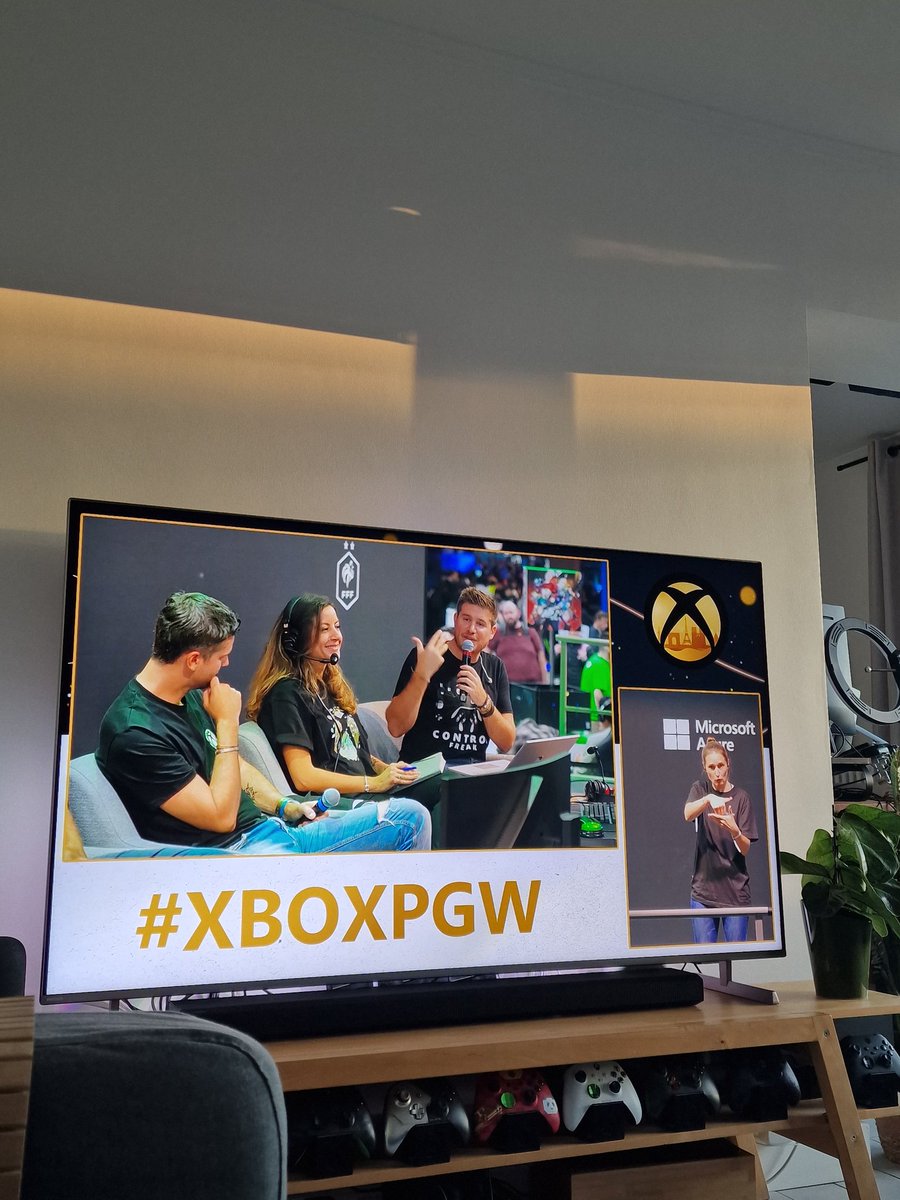 sebogu's tweet photo. Toujours un kiffe de voir @Hoversmash animer le Xbox Wire avec  en guest star @InaGelbert et @DonaldReignoux 💚💚💚 #XboxPGW https://t.co/YcdeDWV691