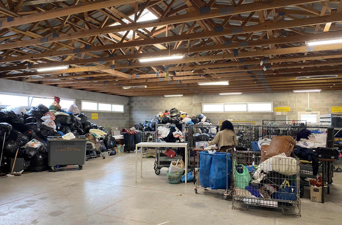 Prefet34's tweet photo. 🤝 Visite de la communauté Emmaüs  #Montpellier St Aunès ⤵️
Fondée en 1976 elle regroupe auj 100 personnes, de 25 nationalités (compagnons bénévoles &amp; salariés).
♻️Autonome grâce aux dons et au travail des compagnons qui trient, réparent et donnent une seconde vie aux articles 👍 https://t.co/sfrJuqbWVR