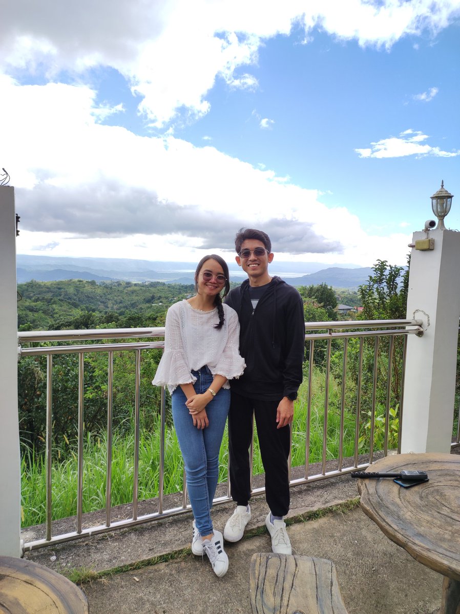 Mariannaaaaa_'s tweet photo. AHHH teka sandale, photo and video dump muna ~ 

ang sarap pala kapag mas mahal ka, love shouldn't be hard pala and would do anything just to make you happy. 

ito na ang sign na mag-bumble ka na rin XD char

#YellowApp https://t.co/BDT4JnF240