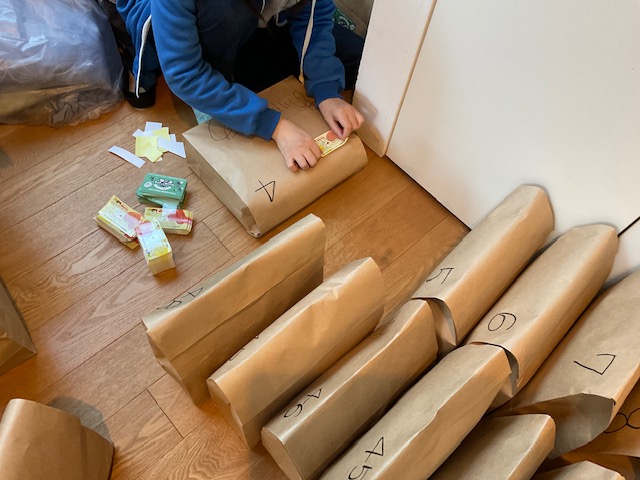 nyantashop's tweet photo. ↓
そして、高額BOX封印完了後は
途中でストップしてた
「BOX番号」と「ありがとにゃぁ」の書き書き任務を再開しながら、まきろんさんはBOXの主旨を書いたシールなどの貼り貼り作業をモクモクと...

そうして・・

↓続く https://t.co/16RgdmwU9Z