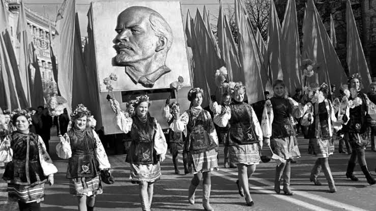 IconSocialista's tweet photo. Celebrações do aniversário da Revolução Socialista em Kiev, Ucrânia, 1970. https://t.co/CaEqup5Okq