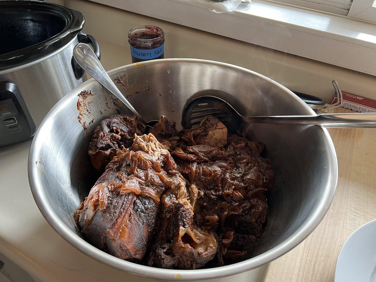 LeanndaCavalier's tweet photo. @cavonthecall @cnfootball Just 13ish lbs of blueberry adobo pulled pork https://t.co/iq7IAzLqXf