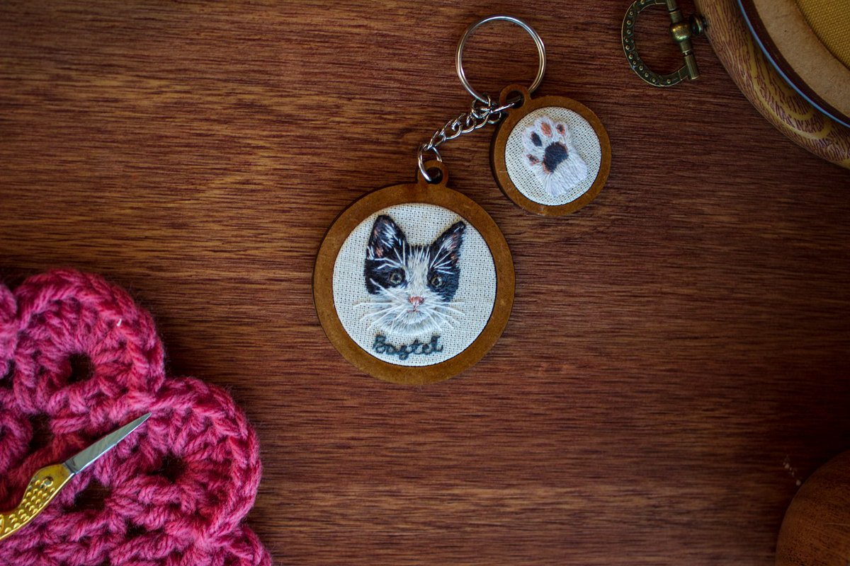 embroideryhands's tweet photo. 💖Buen sábado💖
😻🐾 Por acá tenemos a la hermosa de Bastet 😍 una gatita con una carita súper tierna y su dueña eligió el mini bastidor con la huellita🐾 de Bastet 😻 Una idea súper original!✨ 
#CatsOfTwitter #catgirl #bordado #SanLuis #Argentina #embroidery #handmade https://t.co/RYd3o8IxrP