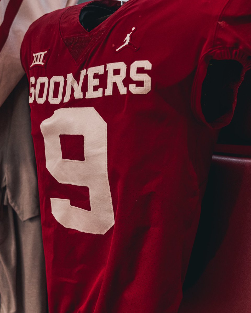 OU_Football's tweet photo. Classic in crimson 🔥

#OUDNA https://t.co/UXNEbcFMX2