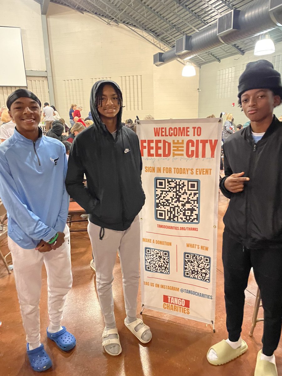 jamiehardeman2's tweet image. Up early to work with @TangoTab. Over 5,000 sandwiches made this morning! Proud of these @EHSMavsFB players for helping to feed the hungry in DFW! @HardemanBlake @greyson_byrd @CampsCj to help visit: tangocharities.org #tangotab
