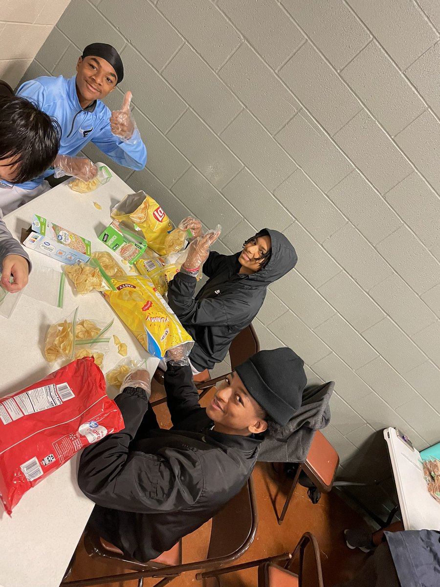 jamiehardeman2's tweet image. Up early to work with @TangoTab. Over 5,000 sandwiches made this morning! Proud of these @EHSMavsFB players for helping to feed the hungry in DFW! @HardemanBlake @greyson_byrd @CampsCj to help visit: tangocharities.org #tangotab