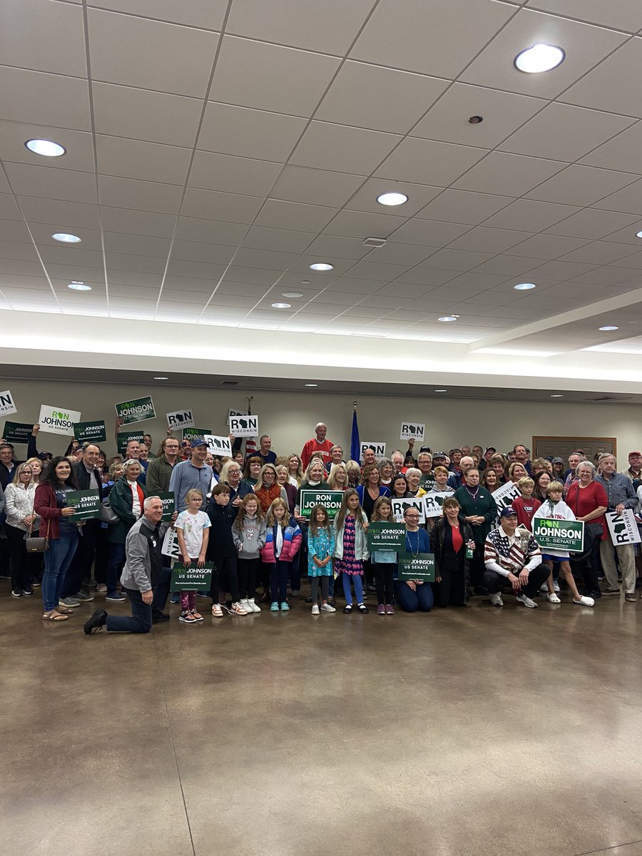 6thForRon's tweet photo. Hello from Cedarburg!

Great start to the day with @RonJohnsonWI on #RonsRoadTour! https://t.co/ra65EsPk1S