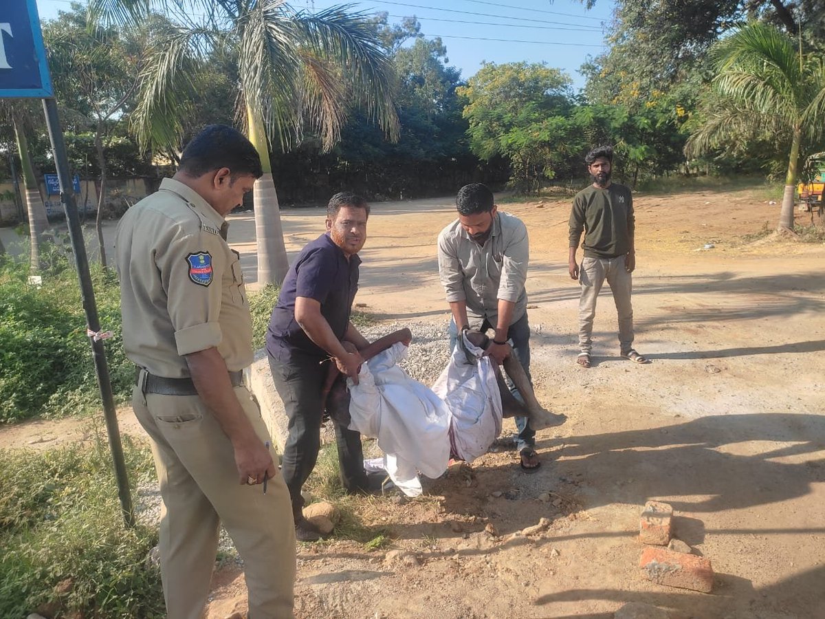 SajjanarVC's tweet image. ఈరోజు మధ్యాహ్నం 01:20 నిమిషాలకు గజ్వేల్ ప్రజ్ఞాపూర్ #TSRTC డిపో ముందు (మేయిన్ రోడ్డుపై) ఒక గుర్తు తెలియని వ్రుద్దుడు మతి స్థిమితం లేక పడిపోయారు. అతనిని ఆర్టీసీ మెకానిక్ మరియు ఇతరుల సహాయం తో అంబులెన్స్ ను తెప్పించి అతనిని ప్రభుత్వ వైధ్యశాలకు తరలించారు #TSRTCGoodSamaritan