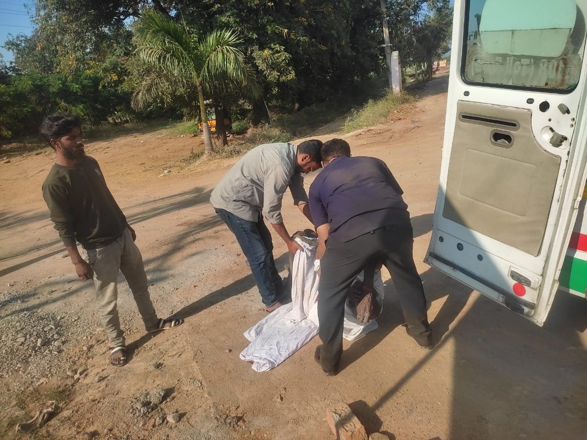 SajjanarVC's tweet image. ఈరోజు మధ్యాహ్నం 01:20 నిమిషాలకు గజ్వేల్ ప్రజ్ఞాపూర్ #TSRTC డిపో ముందు (మేయిన్ రోడ్డుపై) ఒక గుర్తు తెలియని వ్రుద్దుడు మతి స్థిమితం లేక పడిపోయారు. అతనిని ఆర్టీసీ మెకానిక్ మరియు ఇతరుల సహాయం తో అంబులెన్స్ ను తెప్పించి అతనిని ప్రభుత్వ వైధ్యశాలకు తరలించారు #TSRTCGoodSamaritan