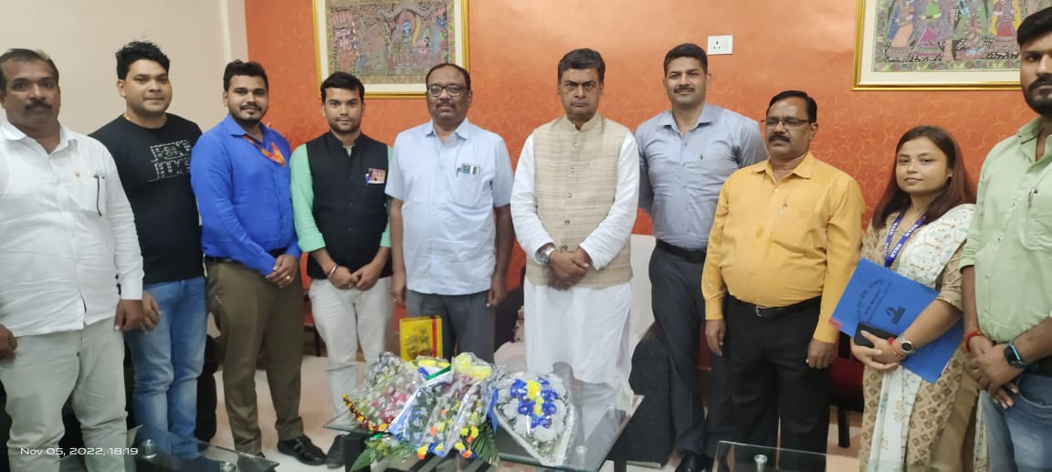 NYKBhojpur's tweet photo. District Youth Officer Of Bhojpur Called on Shri R. K. Singh Honorable Energy Minister, Govt Of India along with Executive Director, NYKS @arunednyks. Briefed the Minister about all the Youth Based activities in Bhojpur.

@ianuragthakur @Nyksindia @PIB_Patna @MinOfPower https://t.co/LM3PC5auFS
