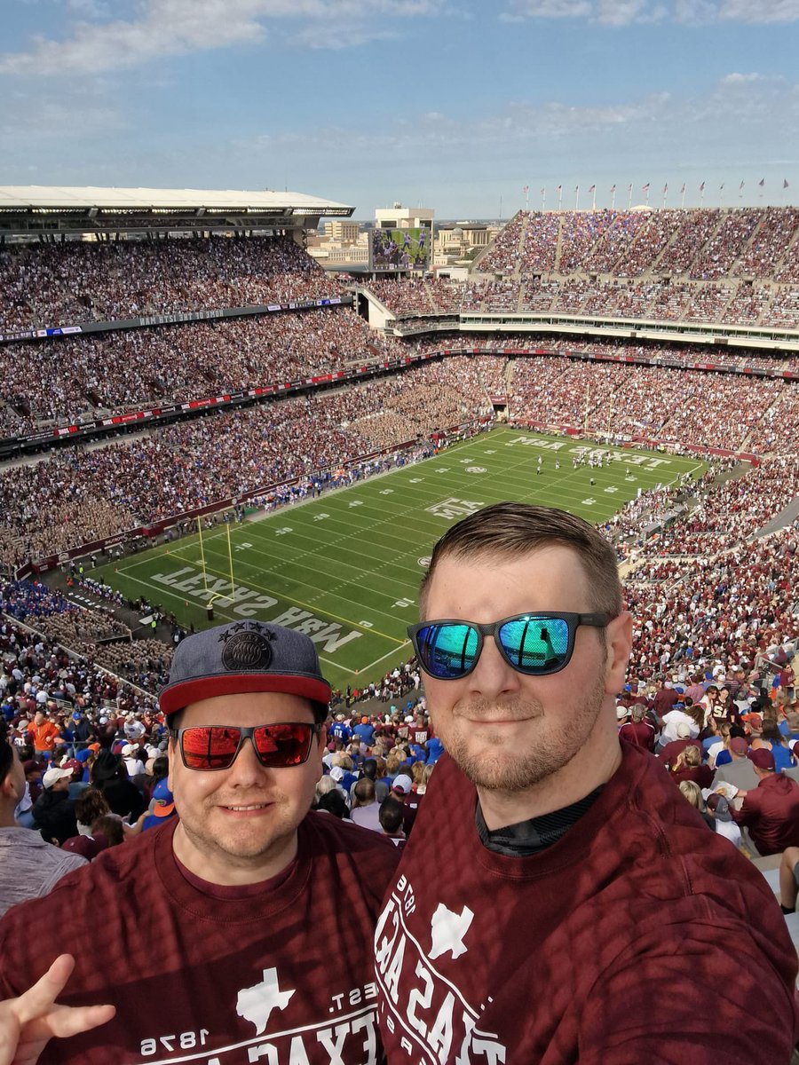 alex_bloch_'s tweet photo. Heute mal den Nachwuchs scouten! USA Stadion Tour, Station 4/6: Kyle Field, Texas A&amp;M - Florida Gators Grüße ins Studio! 🏈✌🏼@Icke41 @ransport @EsumePatrick @BjoernWerner #rancollege #aggieland #12thman https://t.co/HLGg3lP1WB