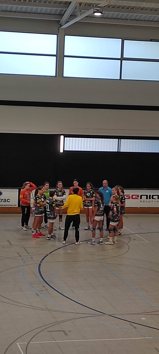 Avui he tingut la gran sort de poder tornar a trepitjar la pista que em va veure néixer com a jugador i entrenador d'handbol.