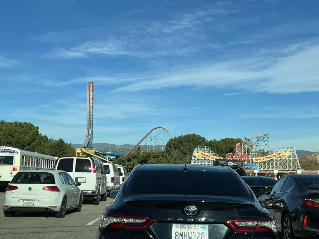 RTID_Martin's tweet photo. We are here bright and early ready for a six flags day @SFMagicMountain #550cred #mrsix #haveasixflagsday https://t.co/8gHOBdu9Jv