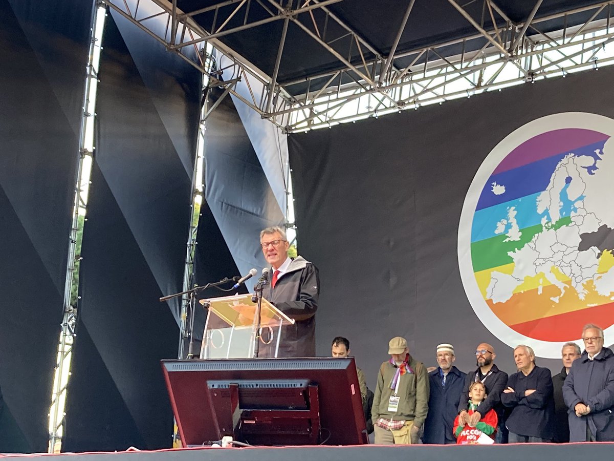 CGILPalermo's tweet photo. La @CGILPalermo a Roma assieme alla delegazione @udu_palermo in marcia per la #PACE. È il momento di stare tutti uniti per chiedere la fine della #guerrra. #pacesempre #5November #EuropeForPeace https://t.co/gC6mFG17eG