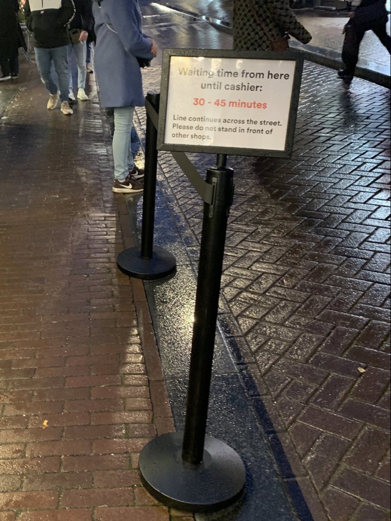 nvdhdn's tweet photo. #de9straatjes zijn nu met recht een pretpark #waitingline vooral in het weekend een fokking hell voor bewoners https://t.co/6j6IjMHxwo